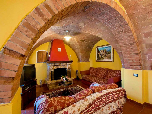 Casale con dependance terreno e due piscine in vendita a Volterra