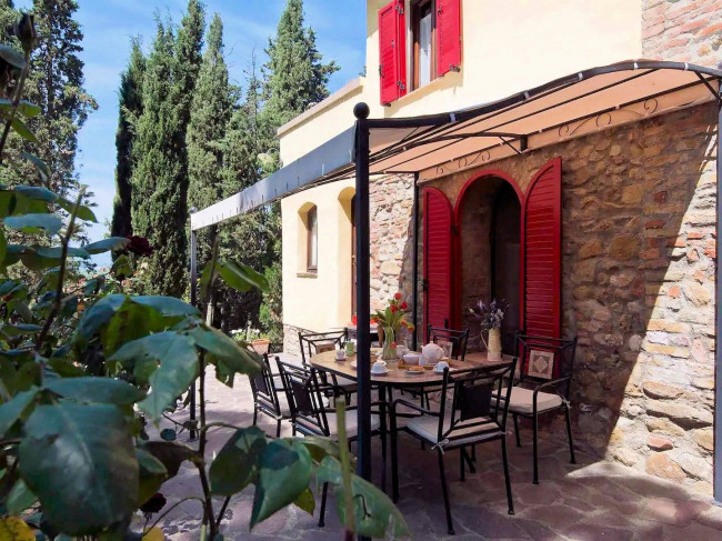 Casale con dependance terreno e due piscine in vendita a Volterra