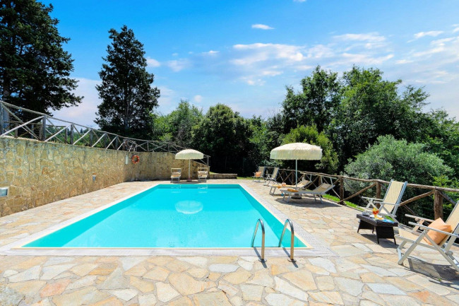 Casale con dependance terreno e due piscine in vendita a Volterra