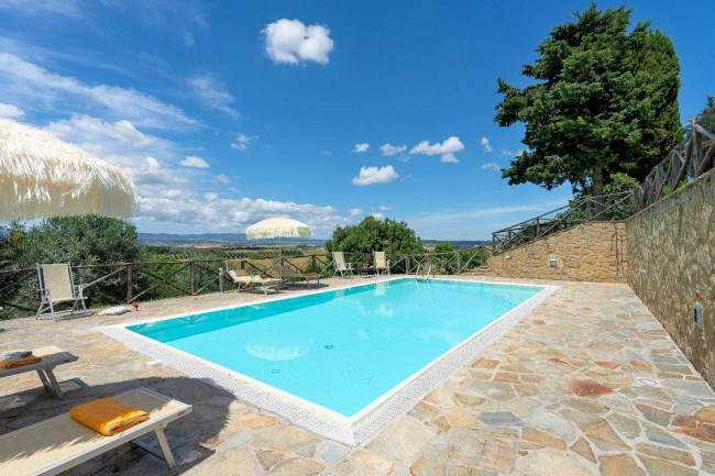 Casale con dependance terreno e due piscine in vendita a Volterra