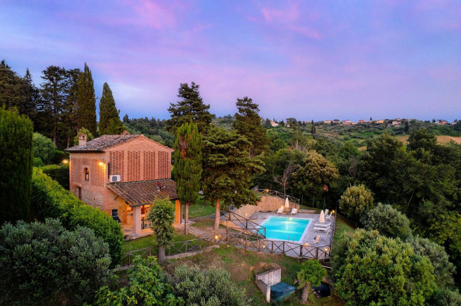 Casale con dependance terreno e due piscine in vendita a Volterra