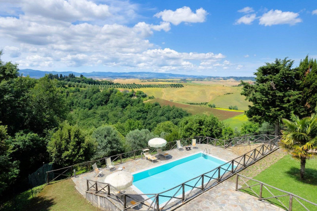Casale con dependance terreno e due piscine in vendita a Volterra