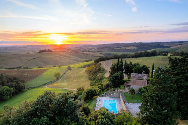 Casale con dependance terreno e due piscine in vendita a Volterra