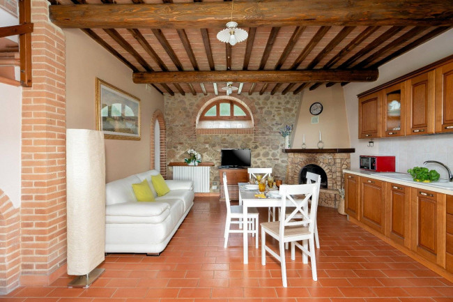 Casale con dependance terreno e due piscine in vendita a Volterra