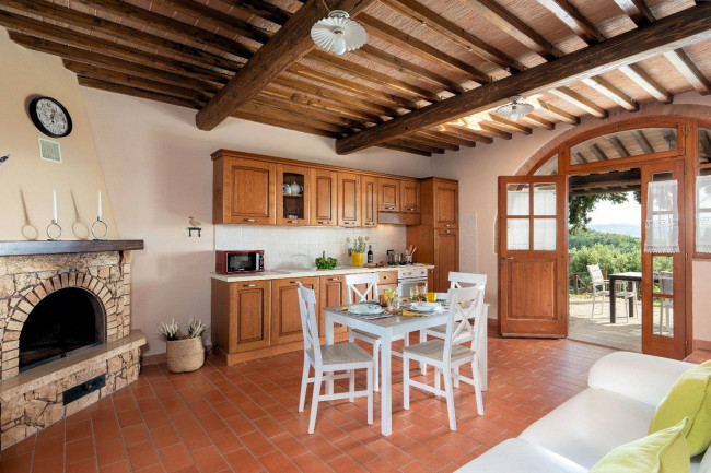 Casale con dependance terreno e due piscine in vendita a Volterra