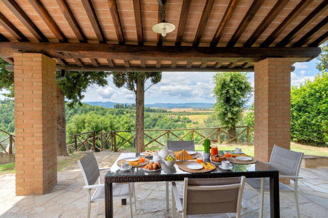 Casale con dependance terreno e due piscine in vendita a Volterra