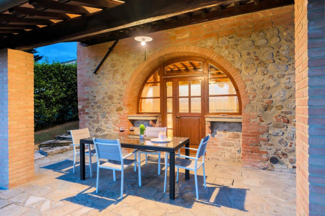 Casale con dependance terreno e due piscine in vendita a Volterra