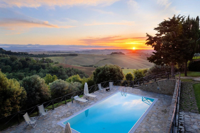 Casale con dependance terreno e due piscine in vendita a Volterra