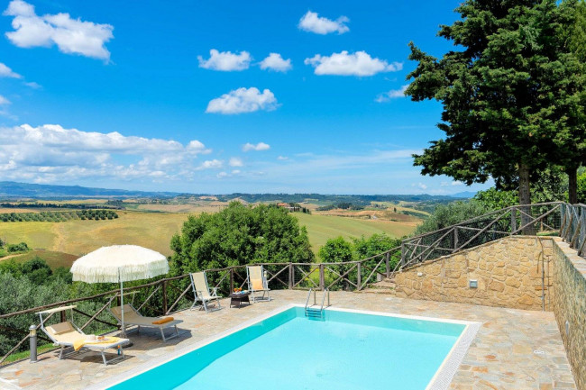 Casale con dependance terreno e due piscine in vendita a Volterra