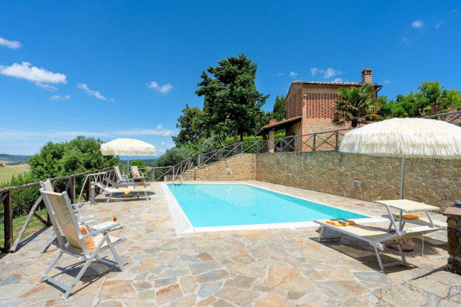 Casale con dependance terreno e due piscine in vendita a Volterra