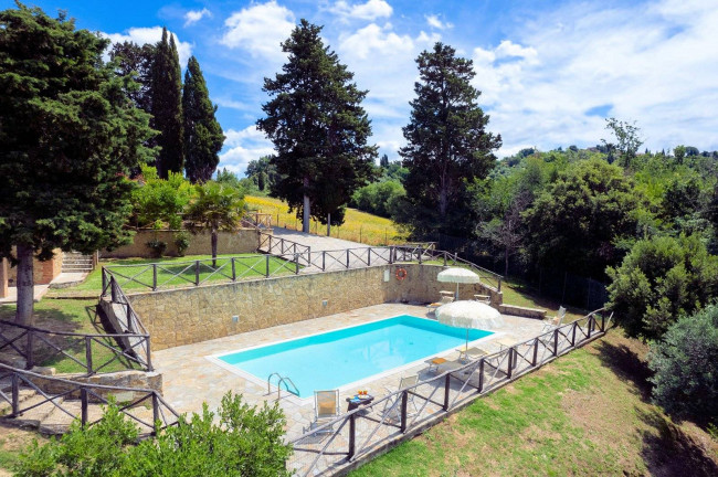 Casale con dependance terreno e due piscine in vendita a Volterra