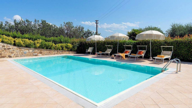 Bellissimo casale in stile rustico Toscano con piscina e suggestiva vista panoramica sulla campagna Voletrrana in vendita a Volterra