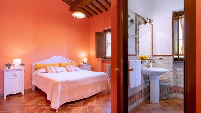 Bellissimo casale in stile rustico Toscano con piscina e suggestiva vista panoramica sulla campagna Voletrrana in vendita a Volterra