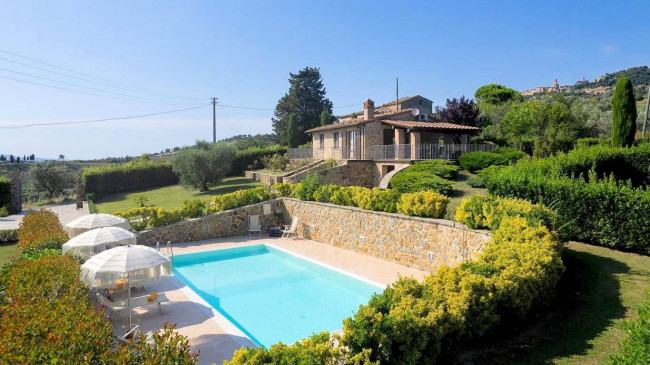 Bellissimo casale in stile rustico Toscano con piscina e suggestiva vista panoramica sulla campagna Voletrrana in vendita a Volterra