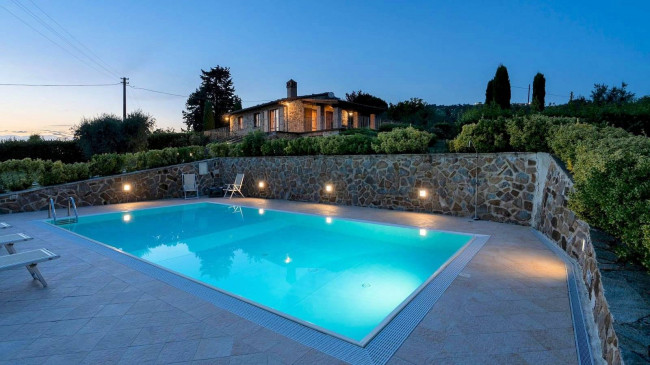 Bellissimo casale in stile rustico Toscano con piscina e suggestiva vista panoramica sulla campagna Voletrrana in vendita a Volterra