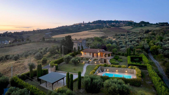 Bellissimo casale in stile rustico Toscano con piscina e suggestiva vista panoramica sulla campagna Voletrrana in vendita a Volterra