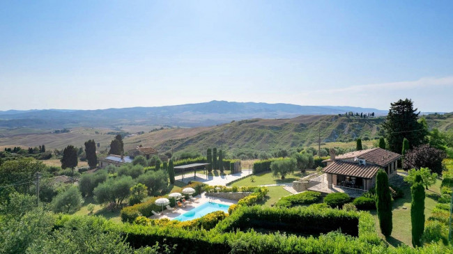 Bellissimo casale in stile rustico Toscano con piscina e suggestiva vista panoramica sulla campagna Voletrrana in vendita a Volterra