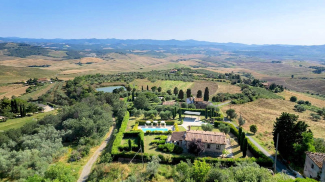 Bellissimo casale in stile rustico Toscano con piscina e suggestiva vista panoramica sulla campagna Voletrrana in vendita a Volterra