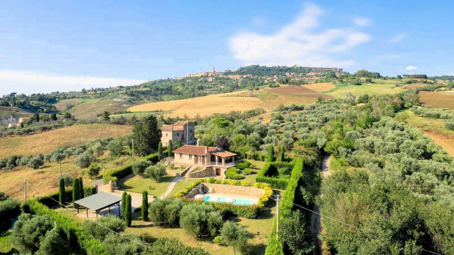 Bellissimo casale in stile rustico Toscano con piscina e suggestiva vista panoramica sulla campagna Voletrrana in vendita a Volterra