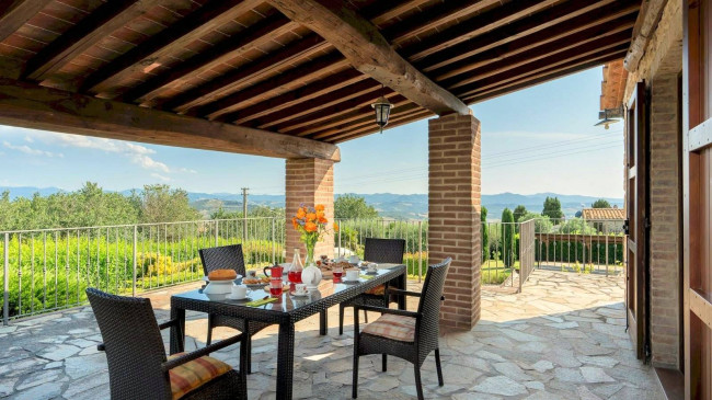 Bellissimo casale in stile rustico Toscano con piscina e suggestiva vista panoramica sulla campagna Voletrrana in vendita a Volterra