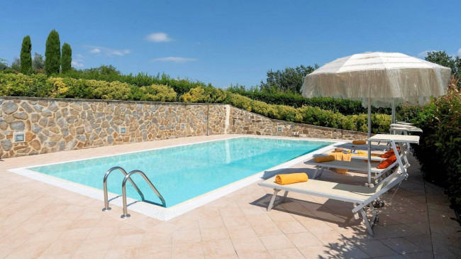 Bellissimo casale in stile rustico Toscano con piscina e suggestiva vista panoramica sulla campagna Voletrrana in vendita a Volterra