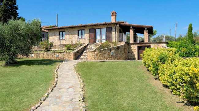 Bellissimo casale in stile rustico Toscano con piscina e suggestiva vista panoramica sulla campagna Voletrrana in vendita a Volterra