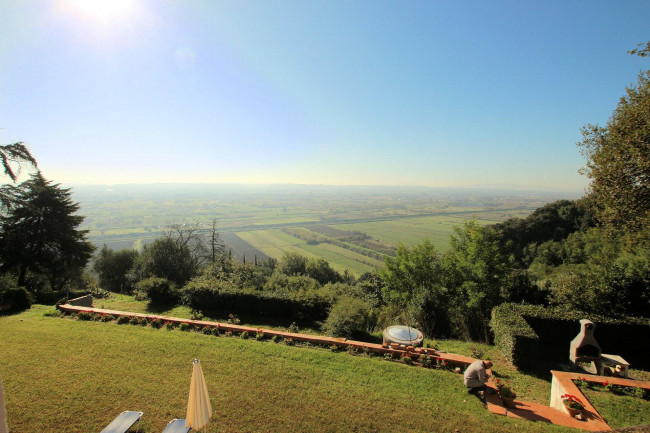 Villa unifamiliare con dependance ampio giardino piscina e vista panoramica in vendita a Santa Maria a Monte