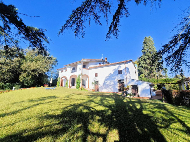 Villa unifamiliare con dependance ampio giardino piscina e vista panoramica in vendita a Santa Maria a Monte