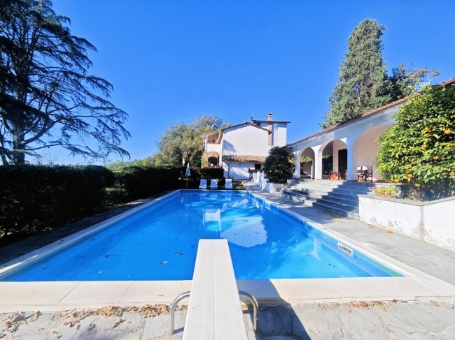 Villa unifamiliare con dependance ampio giardino piscina e vista panoramica in vendita a Santa Maria a Monte