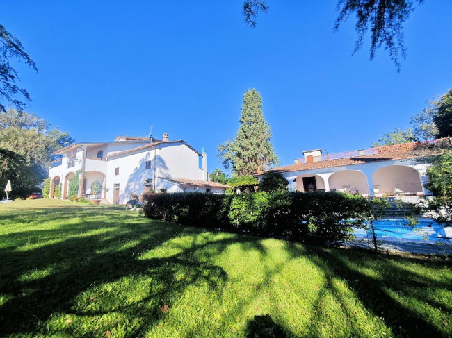 Villa unifamiliare con dependance ampio giardino piscina e vista panoramica in vendita a Santa Maria a Monte
