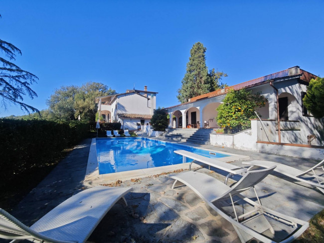 Villa unifamiliare con dependance ampio giardino piscina e vista panoramica in vendita a Santa Maria a Monte