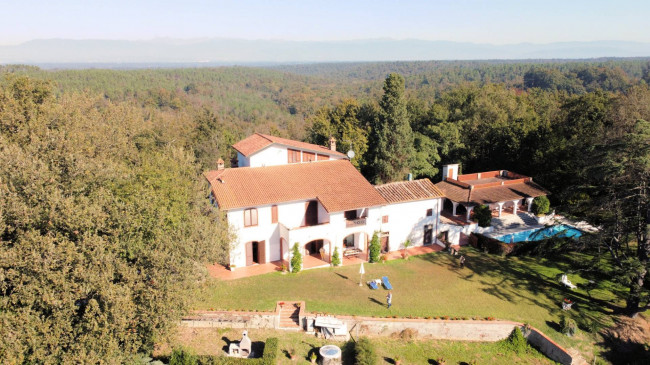Villa unifamiliare con dependance ampio giardino piscina e vista panoramica in vendita a Santa Maria a Monte