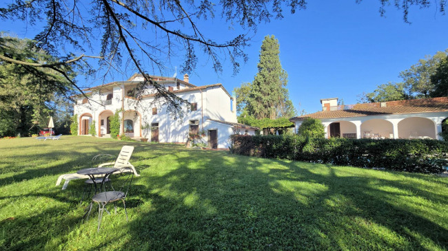 Villa unifamiliare con dependance ampio giardino piscina e vista panoramica in vendita a Santa Maria a Monte