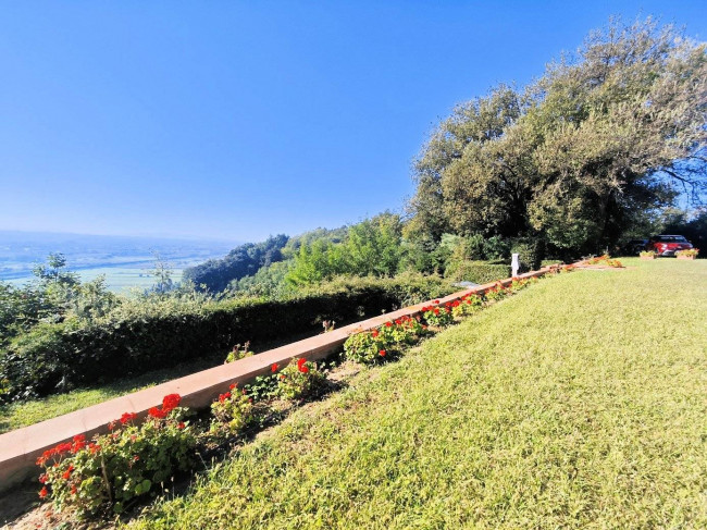 Villa unifamiliare con dependance ampio giardino piscina e vista panoramica in vendita a Santa Maria a Monte