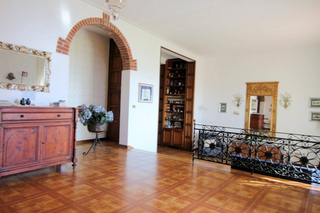 Villa unifamiliare con dependance ampio giardino piscina e vista panoramica in vendita a Santa Maria a Monte
