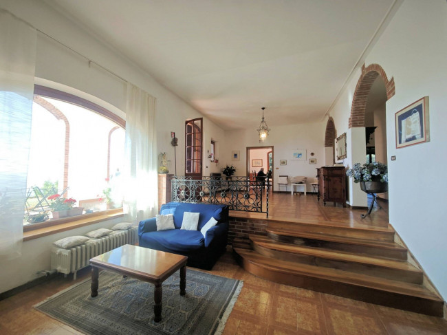 Villa unifamiliare con dependance ampio giardino piscina e vista panoramica in vendita a Santa Maria a Monte