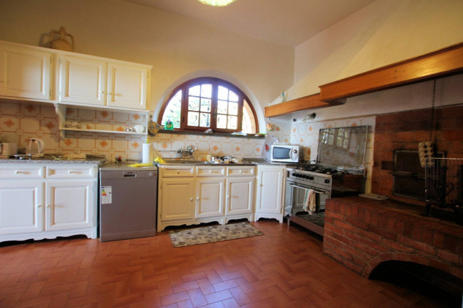 Villa unifamiliare con dependance ampio giardino piscina e vista panoramica in vendita a Santa Maria a Monte