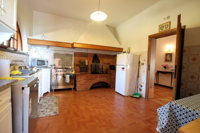 Villa unifamiliare con dependance ampio giardino piscina e vista panoramica in vendita a Santa Maria a Monte