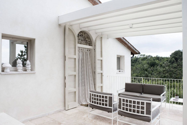 Bellissima villetta bifamiliare composta da due unità immobiliari indipendenti con piscina e vista panoramica in vendita a Montopoli in Val d'Arno