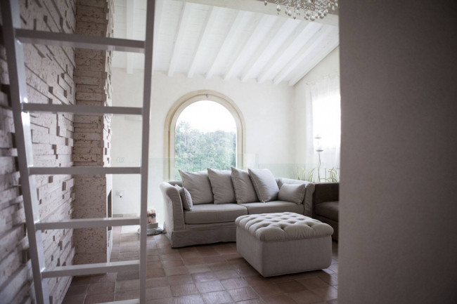Bellissima villetta bifamiliare composta da due unità immobiliari indipendenti con piscina e vista panoramica in vendita a Montopoli in Val d'Arno