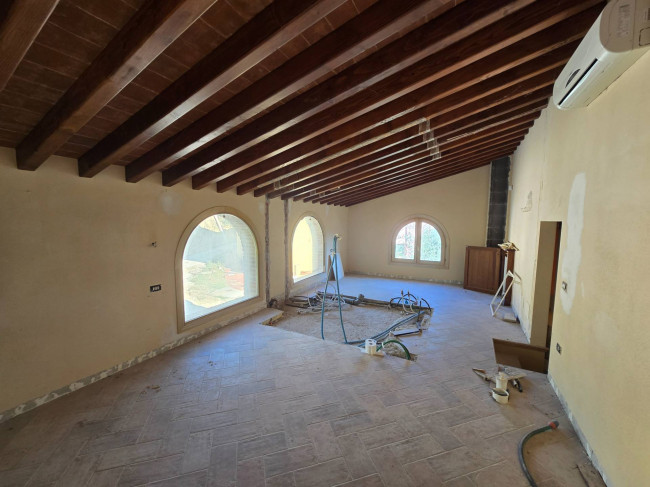 Bellissima villetta bifamiliare composta da due unità immobiliari indipendenti con piscina e vista panoramica in vendita a Montopoli in Val d'Arno