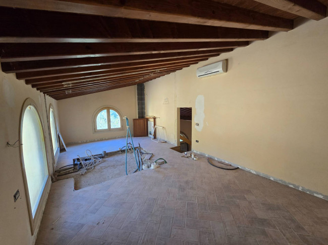 Bellissima villetta bifamiliare composta da due unità immobiliari indipendenti con piscina e vista panoramica in vendita a Montopoli in Val d'Arno