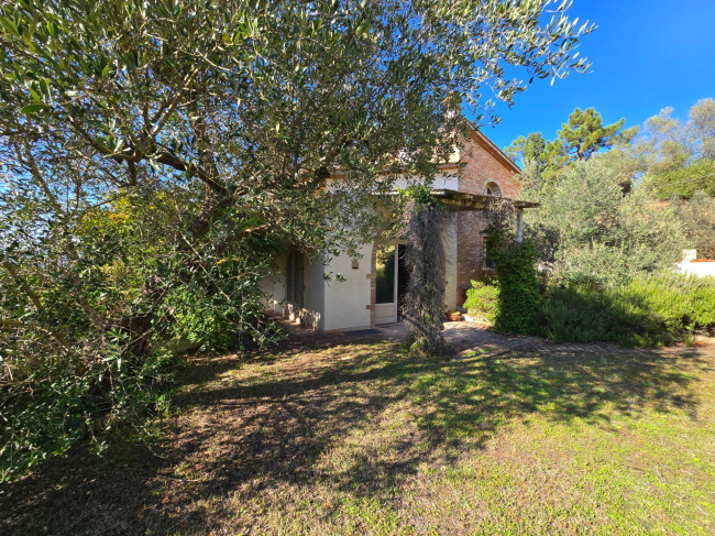 Bellissima villetta bifamiliare composta da due unità immobiliari indipendenti con piscina e vista panoramica in vendita a Montopoli in Val d'Arno