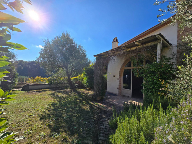 Bellissima villetta bifamiliare composta da due unità immobiliari indipendenti con piscina e vista panoramica in vendita a Montopoli in Val d'Arno