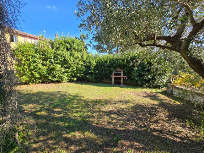 Bellissima villetta bifamiliare composta da due unità immobiliari indipendenti con piscina e vista panoramica in vendita a Montopoli in Val d'Arno