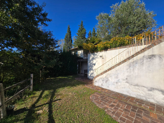 Bellissima villetta bifamiliare composta da due unità immobiliari indipendenti con piscina e vista panoramica in vendita a Montopoli in Val d'Arno