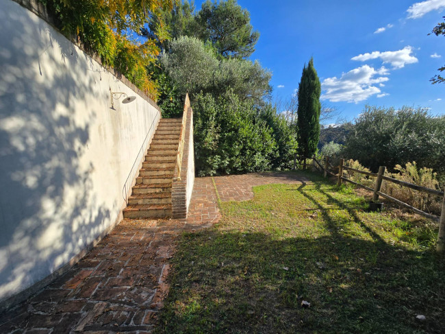 Bellissima villetta bifamiliare composta da due unità immobiliari indipendenti con piscina e vista panoramica in vendita a Montopoli in Val d'Arno