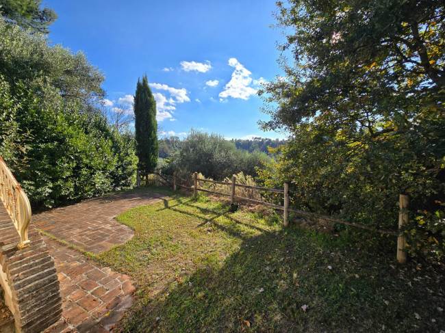 Bellissima villetta bifamiliare composta da due unità immobiliari indipendenti con piscina e vista panoramica in vendita a Montopoli in Val d'Arno