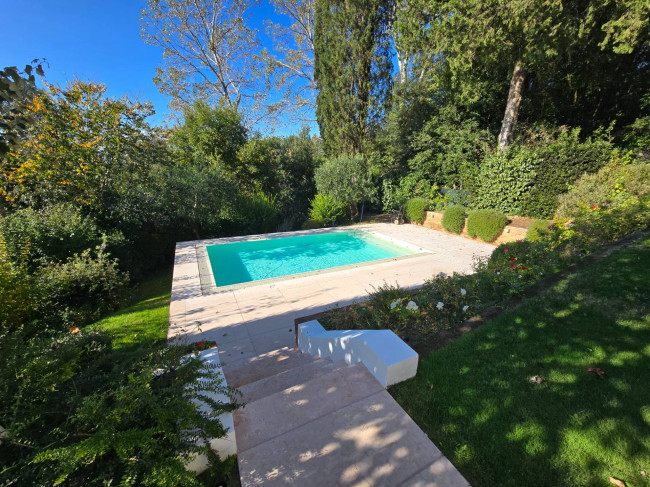 Bellissima villetta bifamiliare composta da due unità immobiliari indipendenti con piscina e vista panoramica in vendita a Montopoli in Val d'Arno
