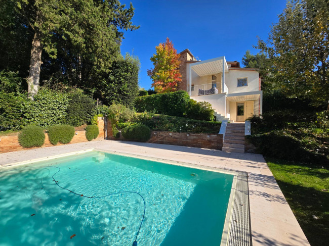Bellissima villetta bifamiliare composta da due unità immobiliari indipendenti con piscina e vista panoramica in vendita a Montopoli in Val d'Arno